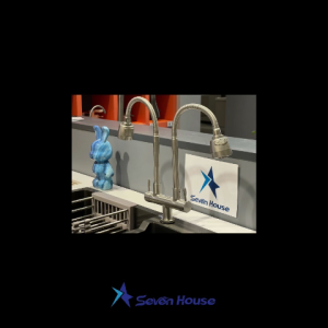 ก๊อกน้ำ 2 หัวจ่าย Seven House สแตนเลสโค้งปรับได้ ทนทาน100% ทำความสะอาดง่าย แถมฟรีสายยางระบายน้ำ! เหมาะสำหรับครัว-ร้านอาหาร  จัดส่งเร็ว