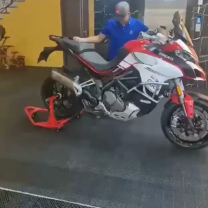 Ben nâng xe ben nâng di chuyển mb143 ben nâng 1 gắp ducati bmw Superduke 1290KAWASAKI