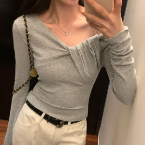 เสื้อยืดแขนยาวสีแดงวินเทจสไตล์ฮ่องกงสำหรับผู้หญิง ฤดูใบไม้ผลิและฤดูใบไม้ร่วง 2025 ใหม่ หวานและเผ็ด โชว์ไหล่ ทรงสั้น เสื้อตัวบน