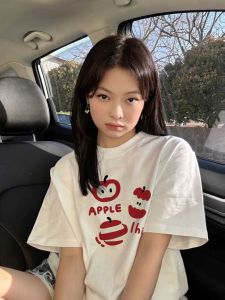 Kaos Wanita Lengan Pendek 2025 - Sablon Apel Kreatif Gaya Korea Bahan Katun Tipis Adem Premium [Oversize Nyaman + Desain Streetwear Trendi] Ukuran Besar Santai & Serbaguna Untuk Wanita Pendek Menghasilkan Siluet Langsing Pakaian Sweet & Bold Gratis Ongkir