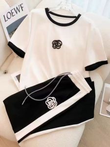 แฟชั่นสลิมมิ่งบล็อกสีชุดกีฬาลําลองสําหรับผู้หญิงฤดูร้อนมีสไตล์ลดริ้วรอยแขนสั้นกางเกงขายาวชุดสองชิ้น