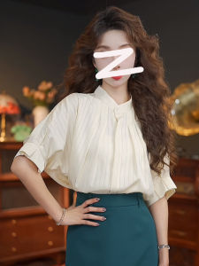 เสื้อเชิ้ตแขนสั้นลายทางสไตล์ฮ่องกงย้อนยุคสำหรับผู้หญิงในช่วงฤดูร้อนปี 2025 แขนพองระดับไฮเอนด์ คุณภาพเยี่ยม เสื้อเชิ้ตคอตั้ง