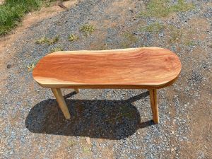 โต๊ะกลางไม้สะเดา  โต๊ะกลางห้องรับแขก โต๊ะกลางห้องนั่งเล่น  โต๊ะกลางห้องสมุด ผลิตจากไม้จริง  โต๊ะกลางแคปซูล โต๊ะกลางคาเฟ่ โต๊ะกลางวินเทจ โต๊ะกลางไม้แผ่นเดียว ขนาดกว้าง35cm. ยาว100cm.สูง 55 cm.