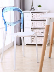 เก้าอี้รับประทานอาหารแบบโปร่งใสสไตล์สวีเดน สำหรับห้องนั่งเล่นในบ้าน ที่นั่งพักผ่อนแบบลำลอง เก้าอี้พลาสติกสำหรับโรงแรม