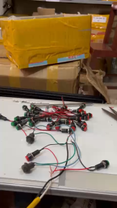 COMBO 2 công tắc ấn nhả còi. Công tắc ấn nhả dùng cho ô tô xe tải xe ba gác..Điện 12v và 24v dùng chung