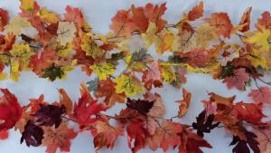 100pcs Artificial Autumn Maple Leaves Thanksgiving Halloween Mixed Fall Colored Leaf Wedding Thanksgiving Day Party Table Decor