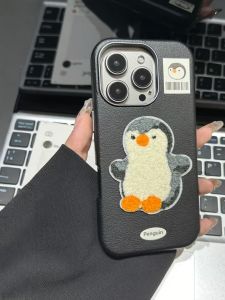 Stitching Penguin Doll 17ProMax Leather Texture Mobile Phone Case 13/14Plus Unique 16/15ProMax Small 7/8P High End 11/12 X/XS/XR Anti-Fall Protection Cover