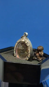 結缘特价；大名鼎鼎龙婆玛哈士拉高僧大德(龙婆济公)督造至尊圣品2样一起非常稀有金属指甲料（Sankhawanon钉子一流的辟邪消灾的老料请参阅以下说明）铜牌圣物(已包好古典铜制鑲钻佛牌壳)+圣僧督造必打掩臉佛）2 Holy Item Together Super Famous Master Lp Maha Sila Sirichanto(Lp Zhi Kong)Very Rare Nua Sangkhawanon Duang Dee Rianand Phra Pidta RoopLor