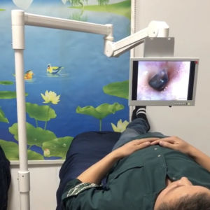 อุปกรณ์การเก็บหูที่มองเห็นได้ท่ออ่อนส่องหูแหล่งกำเนิดแสงเย็นกลางแจ้งสาธิตอุปกรณ์เจาะหูกล้องส่องภายในจอภาพความละเอียดสูง