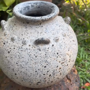 แจกันดินเผาทรงแป้นเรียบปากเล็กบาน สีวินเทจเก่า ๆ มีหู 4 หู ขนาด 24 x 24 cm.