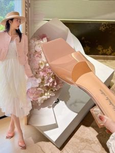 รองเท้าแตะส้นสูงแบบสวมสำหรับผู้หญิงในช่วงฤดูร้อนปี 2025 สไตล์เกาหลี ทรงหัวเหลี่ยม พื้นยาง รองเท้าแตะแบบสวมข้างเดียวแบบใส