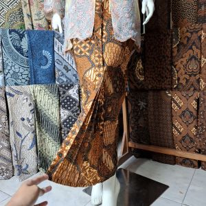 Rok Wiru dan Selendang Batik Sekar Jagad Bawahan Kebaya Wisuda Bridesmaid Among Tamu
