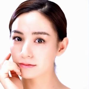 Krim Mata Vitamin C 20g: Solusi Penghilang Kantung Mata & Garis Halus