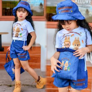 🎀set4ชิ้น เสื้อ+กางเกง+หมวก+กระเป๋า ลาย Labubu ชาวสวน🎀 #เสื้อเนื้อผ้าcottonอินตาล๊อตแต่งเสื้อด้านล่างสามารถปรับได้ตามชอบ รีดแบบสกีนเนื้อเดียวกับตัวผ้า #กางเกงขาสั้นมีกระเป๋าใช้งานได้จริง เนื้อผ้ายีนส์100% สกีนLabubu กระเป๋าหมวกใช่เนื้อผ้ายีนส์เหมือนตัว