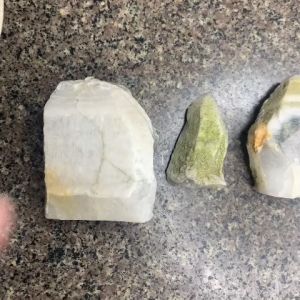 1 viên đá thạch anh biến thể công sinh epidote dùng làm trang trí nhà cửa thanh tẩy decor ( đá thật không sử lý )