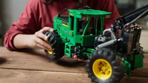 LEGO® Technic 42157 John Deere 948L-II Skidder: Mainan Susunan Balok (1492 Potongan)