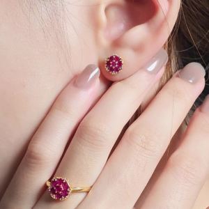Gemondo ต่างหูเงิน 925 ชุบทอง 18K ประดับทับทิม (Ruby) และเพชร (Diamond) รูปทรงดอกไม้ : ต่างหูพลอย ต่างหูทับทิม