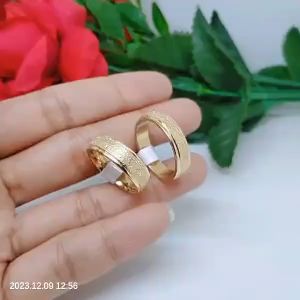 Cincin Titanium Premium: Aksesoris Lapis Emas Anti Karat & Anti Luntur