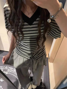 Áo Thun Tay Ngắn Cổ Chữ V Kẻ Sọc Phong Cách Hàn Quốc Cho Nữ Mùa Hè Thiết Kế Tay Cánh Dơi Ôm Eo Ôm Vừa Vặn