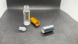 5 มล. (100 ใบ) ขวด กลมใส+ลูกกลิ้ง+ฝาทอง แสดงลูก กลิ้น แก้ว 2.200 Kg