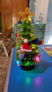 pohon natal hiasan meja dari kawat bulu