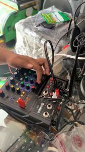 YAMAHA Professional 4 Channel USB/Bluetooth Mixer With Reverb Effect Home and 2 Pcs Wireless Microphone