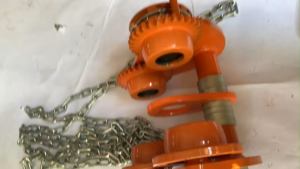 Con chạy xích kéo 5 tấn 3 m Nhật Kawasaki tại Máy NTT dùng treo và di chuyển các thiết bị an toàn hiệu quả