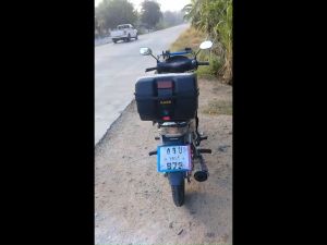 กล่องหลัง กล่องท้ายรถ กล่องเก็บของท้ายรถมอเตอร์ไซค์ ความจุ 25ลิตร สําหรับติดรถมอเตอร์ไซค์ สีดํา มีแถบสะท้อนแสง