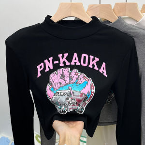 เสื้อตัวบนไหล่ตรงแบบสั้นรัดรูปสไตล์อเมริกันแฟชั่นสไตล์ตะวันตกทันสมัยสำหรับฤดูใบไม้ร่วงและฤดูหนาวเสื้อตัวในผ้าสำลีเสื้อยืดแขนยาวใส่ด้านในสำหรับผู้หญิง