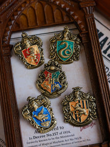 Harry Potter House Crest Relief Glitter Magic Lapel Pin Badge Metal Hogwarts School of Witchcraft And Wizardry Gift