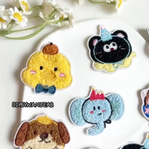 Sticker on patch เซท 20 ชิ้น ขนปุย สติ๊กเกอร์ผ้าปักลอกติดสำหรับตกแต่ง ติดได้หลายวัสดุ เสื้อผ้า/หมวก/กระเป๋า