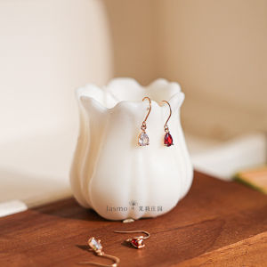 ต่างหูห้อยรูปหยดน้ำสีแดงสไตล์เรียบง่ายหรูหราสำหรับผู้หญิง ไม่ต้องเจาะรู ต่างหูแบบห้อยหูแบบหัวเข็มขัด จี้หูแบบหัวเข็มขัด