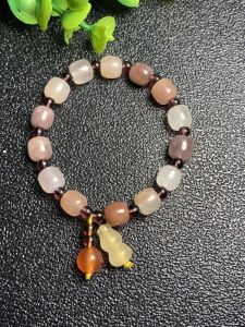 สร้อยข้อมือหยกธรรมชาติสไตล์วินเทจสำหรับผู้หญิง สร้อยข้อมือหยกหลากสีม่วง สร้อยข้อมือหยกทองไหมจาก Xinjiang ของแท้