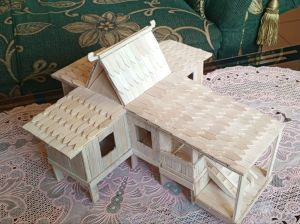 miniatur rumah Bubungan tinggi Kalimantan