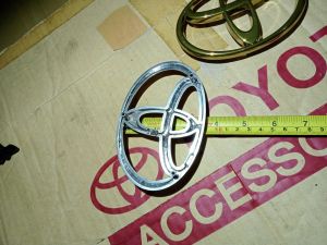 emblem Toyota land cruiser gold