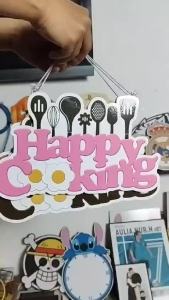 Hiasan Dinding Kayu Ukir Happy Cooking (20x30cm) Pajangan Dekorasi Gantung
