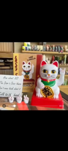 Funny Middle Finger Lucky Cat Figurine | Maneki Neko Desk Decoration | Humorous Japanese Fortune Cat Statue | Novelty Home & Office Decor | Gift for Friends | Decorative Ornament Figurine Icon