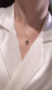 Pharaoh🎀Kalung paduan titanium dengan empat daun semanggi/kalung bunga hitam fesyen wanita/rantai klavikula mewah dengan lampu VDY