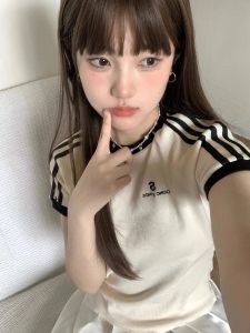 เสื้อยืดแขนสั้นผู้หญิงสไตล์อเมริกันลายทางแขนเข้ารูปคอตตอนผสมคอตตอนแท้สวมใส่สบายในฤดูร้อน เสื้อยืดทรงเข้ารูปกระชับสัดส่วน