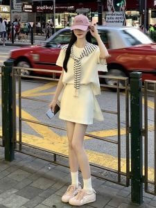 XIAOQIAOJIA | ชุดเดรสแขนสั้นลายทางสองชิ้นสไตล์นุ่มนวล เสื้อคลุมไหล่ กระโปรงทรงเอเอวสูง ผ้าฝ้ายผสมโพลีเอสเตอร์ ฤดูร้อน 2024