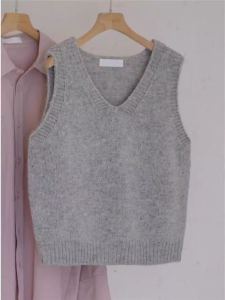 เสื้อกั๊กสเวตเตอร์ถักสีเทาคอวีขนแกะแรคคูนกำมะของโรงพยาบาลเสื้อกั๊กผู้หญิงแบบใหม่ฤดูใบไม้ผลิและฤดูใบไม้ร่วงเสื้อกั๊กแขนกุดใส่ทับด้านนอก