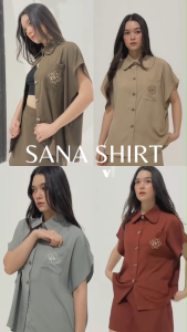 Pimnatta Sana Top เสื้อปีกผีเสื้อสวมใส่สบาย มีกระดุมโลโก้ของแบรนด์ และกระเป๋าเสื้อปักลายดอกไม้ ดีไซน์เรียบหรู จับคู่กับกระโปรง Zuri Skort