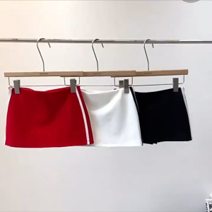 จัดส่งจากประเทศไทย กระโปรงสั้นทรงเอเอวต่ำลายแถบสีตัดกันสไตล์อเมริกัน สำหรับผู้หญิง ฤดูร้อนปี 2025 สไตล์เกาหลี เอวต่ำ กระโปรงสั้นเอวสูง