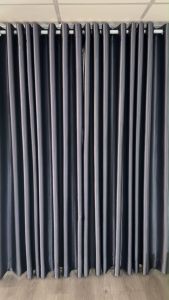 Rèm cửa chính size đại rèm may kỹ lưỡng vải màu xám đậm rèm đẹp che nắng tốt.