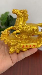 ม้าทองมงคลนำโชค เสริมฮวงจุ้ยประสบความสำเร็จเร็วยิ่งขึ้น งานเรซิน สีทอง เสริมดวงการเงินและการงาน