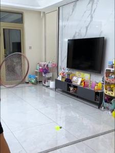 Indoor badminton self training device single player with automatic rebound and self hitting home player