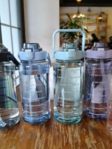 ขวดน้ำ กระบอกน้ำ กระติกน้ำ 2ลิตร ขวดใส่น้ำ กระปอกน้ำ พร้อมหลอด ขวดน้ำพลาสติก ขวดน้ําพกพา ขนาดใหญ่ วัสดุปลอดภัยไม่เป็นอันตราย (BPA FREE) กระบอกใส่น้ำ กระติกน้ำพลาสติก 2 ลิตร - Lazada