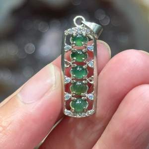 🔮天然缅甸翡翠玉吊坠 ➡️步步高升🪜(925silver银)框边+小碎钻  高: 2.3cm 宽: 1cm 厚度: 0.4cm 重: 1.5g