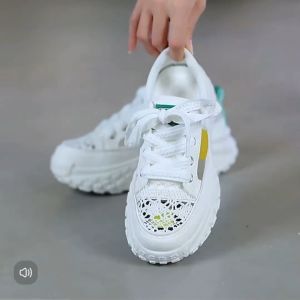 รองเท้ากีฬาแบบลำลองผู้หญิง รองเท้าผ้าใบ fashion ส้นหนา5CM นุ่มสบาย รูระบายอากาศ ดีไซน์กลวง พื้นหนาใส่แล้วดูสูงดูดีขึ้น 2025NEW