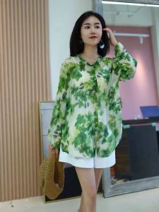 เสื้อเชิ้ตแขนยาวลายดอกไม้สไตล์เกาหลีหลวมๆ ฤดูร้อนปี 2024 เสื้อผ้ากันแดดแฟชั่น แขนโคมไฟ ทรงหวาน ผ้าฝ้ายผสม